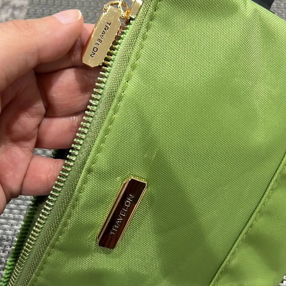 Travelon Women’s Green Wristlet Purse Cushioned Bag Clutch with Wrist Strap NWOT